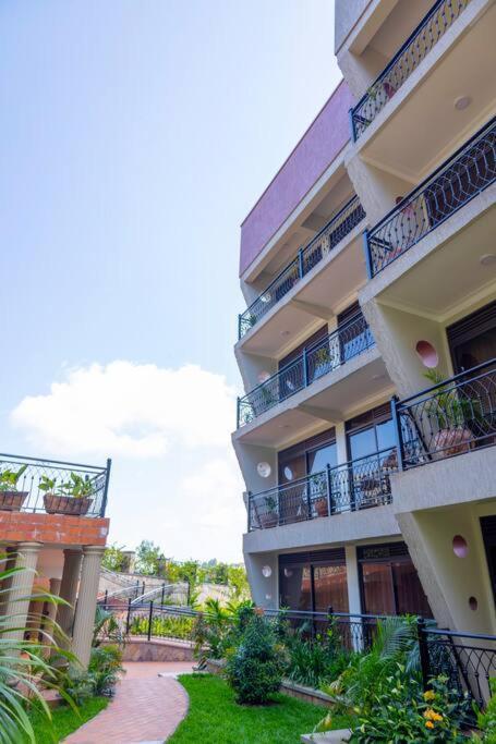 Refreshing 2 Bedroom Gateway In Sand Grains Residences A08 Namulanda Exterior photo